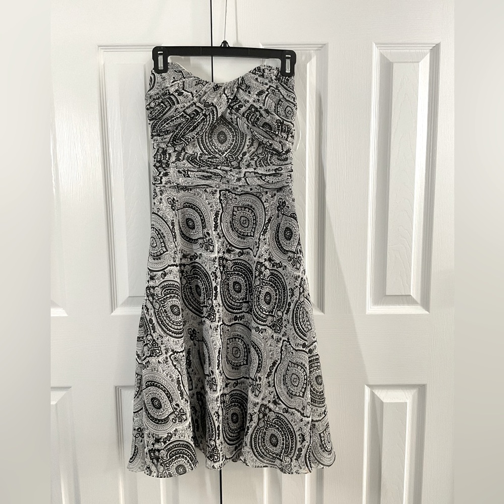 Paisley black & white, summer strapless flowing chiffon dress women’s size 6.